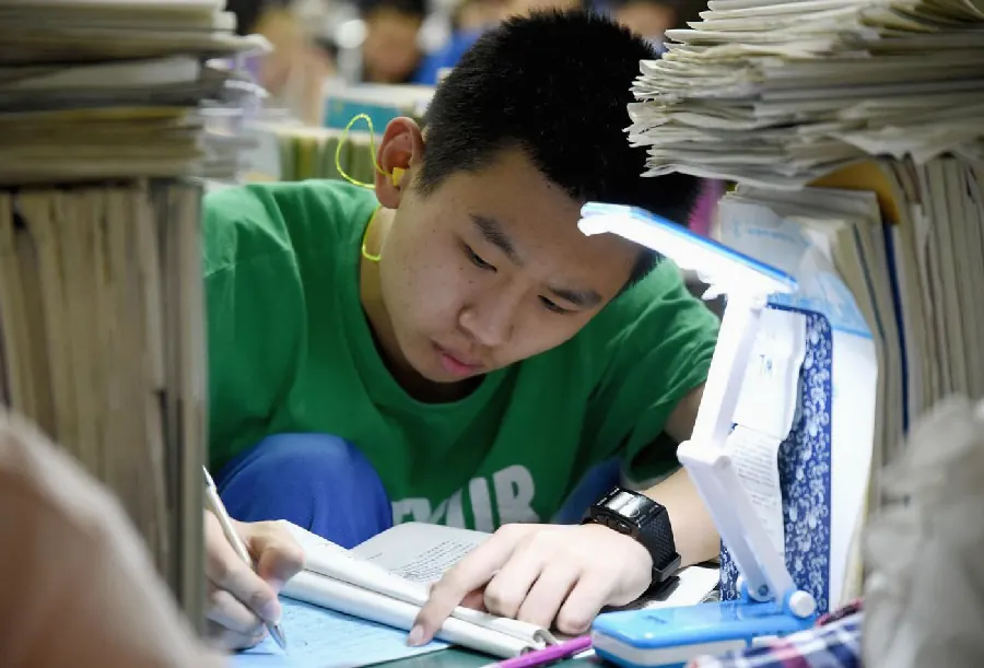 答题卡填涂规范：别丢冤枉分示例图